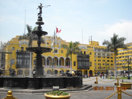 LA FUENTE DE LA PLAZA MAYOR DE LIMA